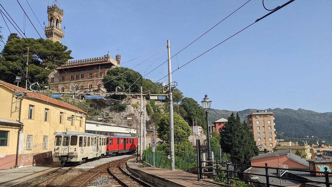 Schmalspurbahn im Bahnhof Genua Piazza Manin