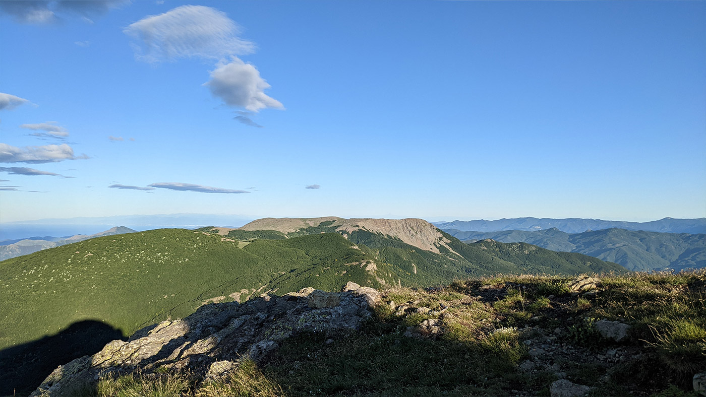 Blick vom Monte Penna auf den Monte Aiona. Weit in der Ferne ist der markante Monviso zu sehen.