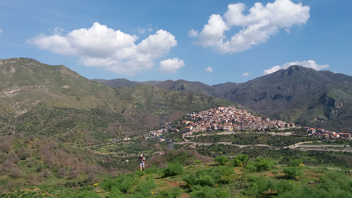 Blick vom Monte Mojo auf Malvagna und die Monti Nebrodi
