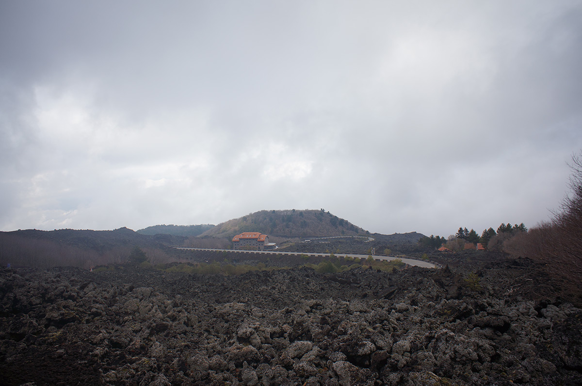 Die Via Etna schlängelt sich durch die Lavafelder von 1983 und 2001