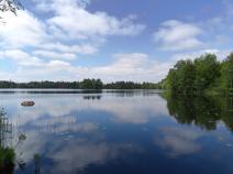 einer der vielen Seen (hier der Stora Ullasjön) lädt zum Baden ein