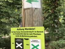 Hinweis auf Zeichenänderung am Waldeingang Babenhäuser Landstrasse