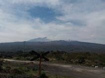 Blick auf den Ätna an der verlassenen Bahnstation Cerro