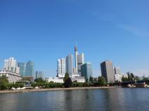 Blick vom Mainufer auf die Frankfurter Skyline
