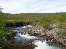 Einige Nebenflüsse des Kamajåkka werden mit Brücken gequert