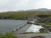 bei km 16 kreuzt man am Skudalsjön einen Staudamm - nach viel Regen eine heikle Sache