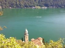 kurz vor dem Ende der Schweiz: die Kirche Santa Maria del Sasso vor dem smaragdgrünem Wasser des Lago di Lugano