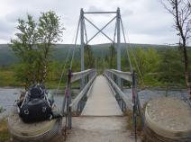 die Brücke führt nahe des Grövelsjön über den Grövlan