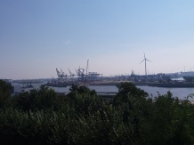 Blick vom Altonaer Balkon auf die Elbe